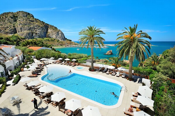 Piscina externa sazonal, funciona das 8h às 19h, guarda-sóis