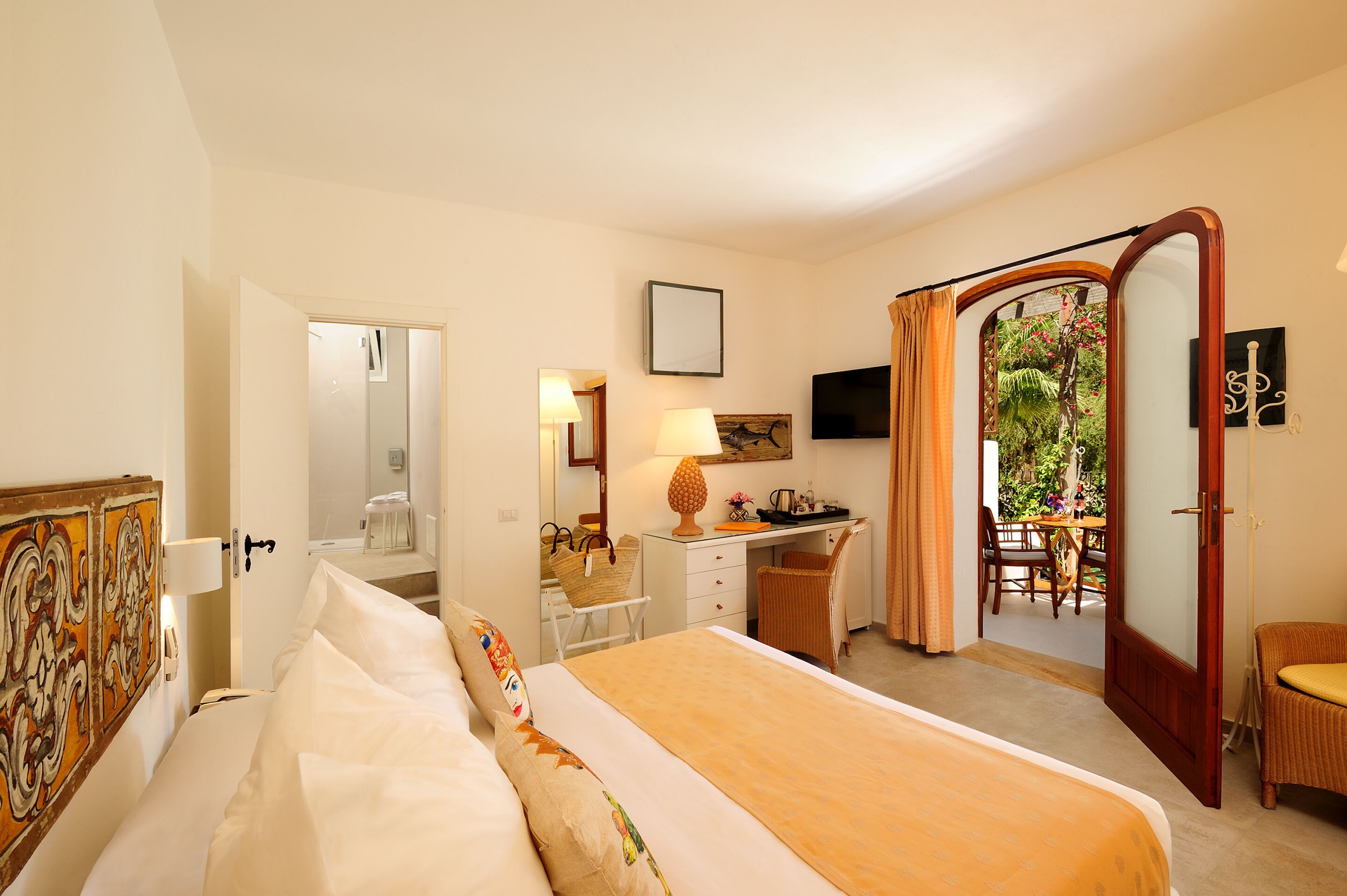 1 bedroom, egyptian cotton sheets, premium bedding, down duvets