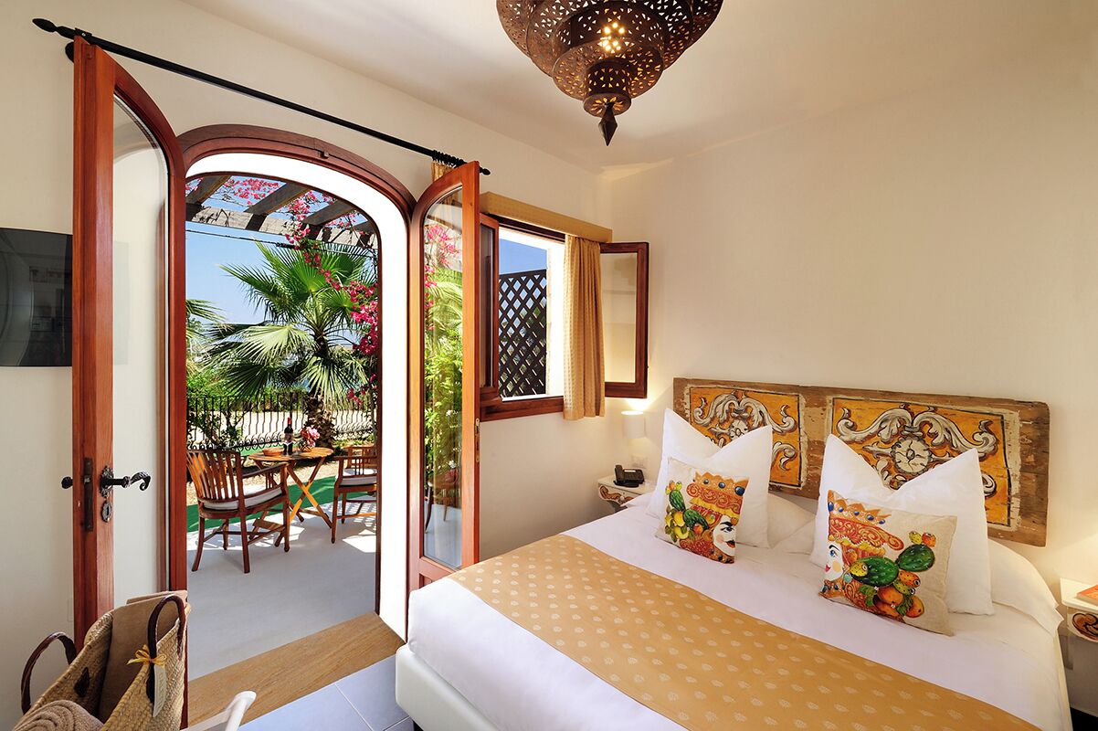 Egyptian cotton sheets, premium bedding, down duvets, minibar
