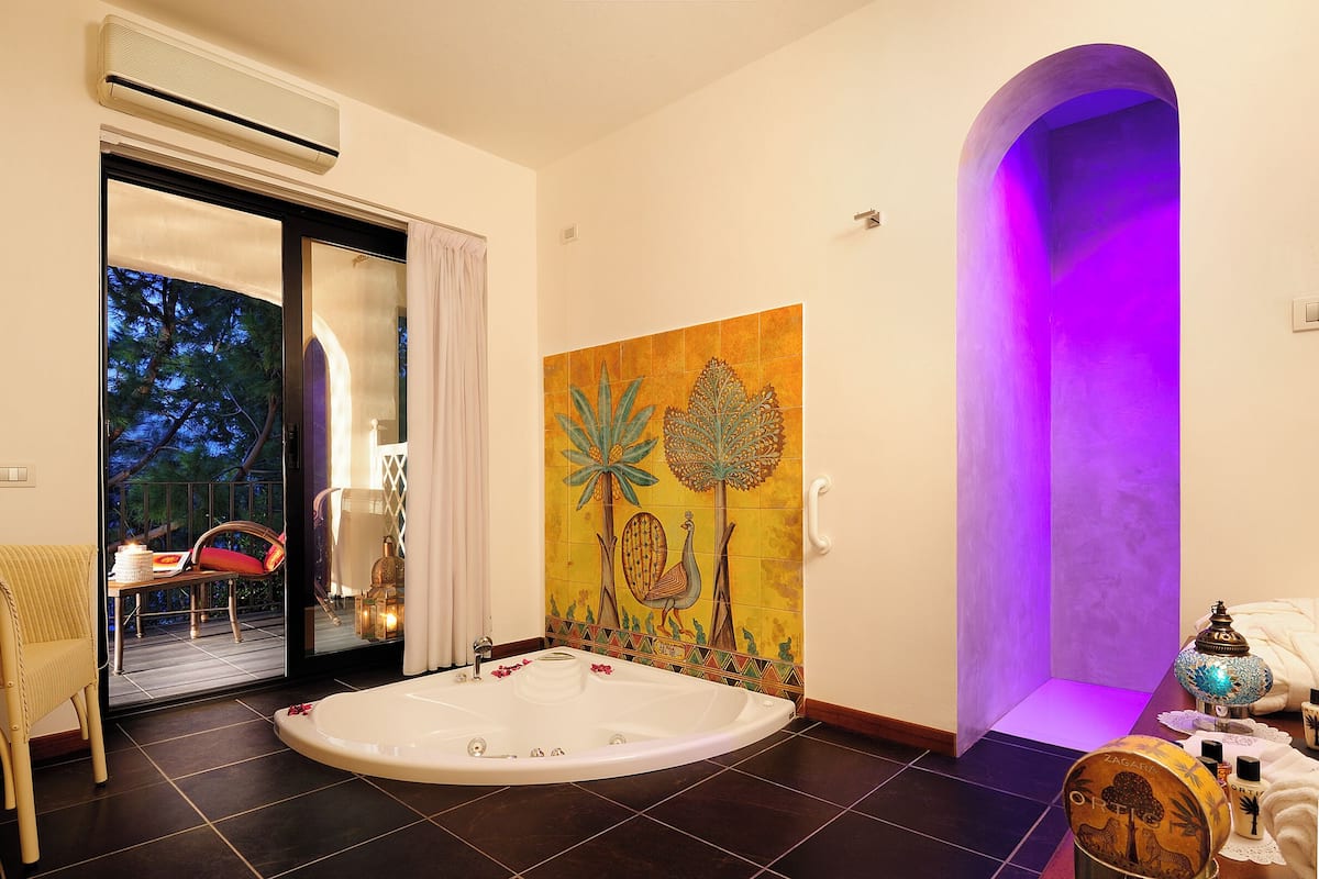 Shower, rainfall showerhead, free toiletries, hair dryer