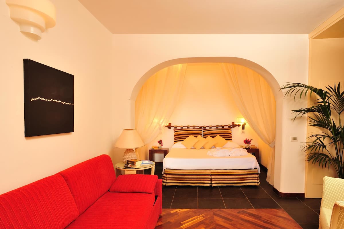 1 bedroom, Egyptian cotton sheets, premium bedding, down comforters