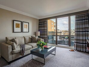 Télévision à écran plat, films à la carte