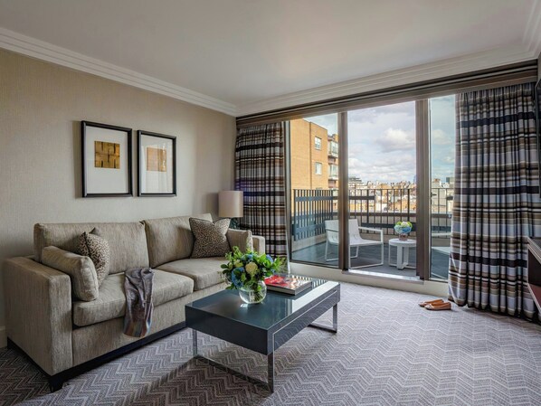 Flat-screen TV, pay films - The Lowndes London – A Jumeirah Partner Hotel (London)