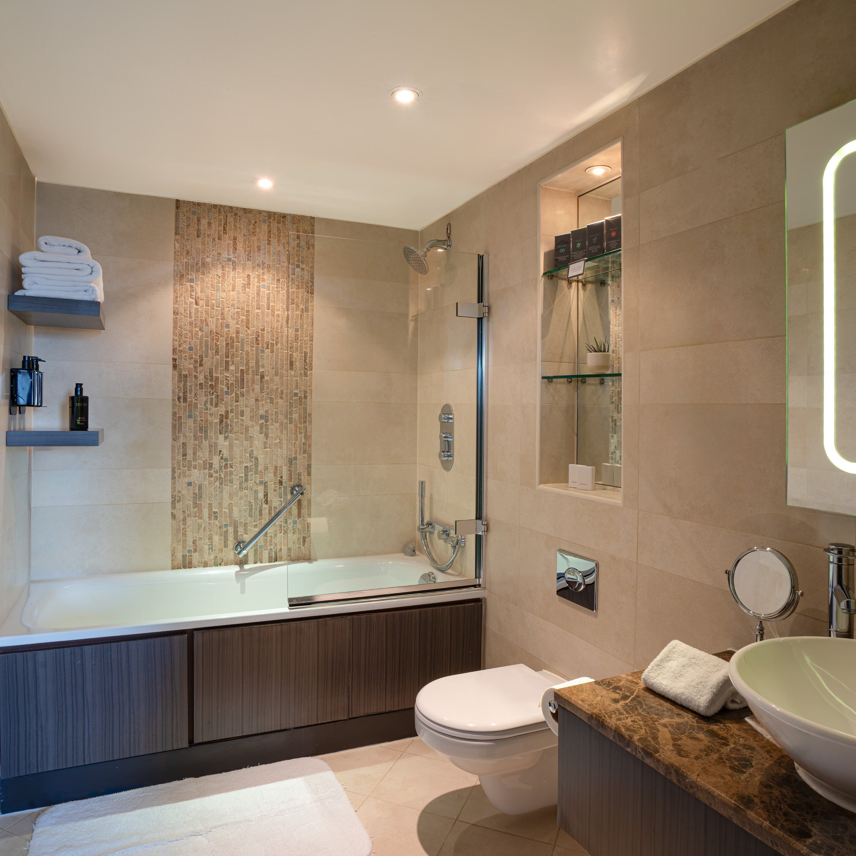 junior suite | bathroom | combined shower/bathtub, free toiletries, hair dryer, bathrobes