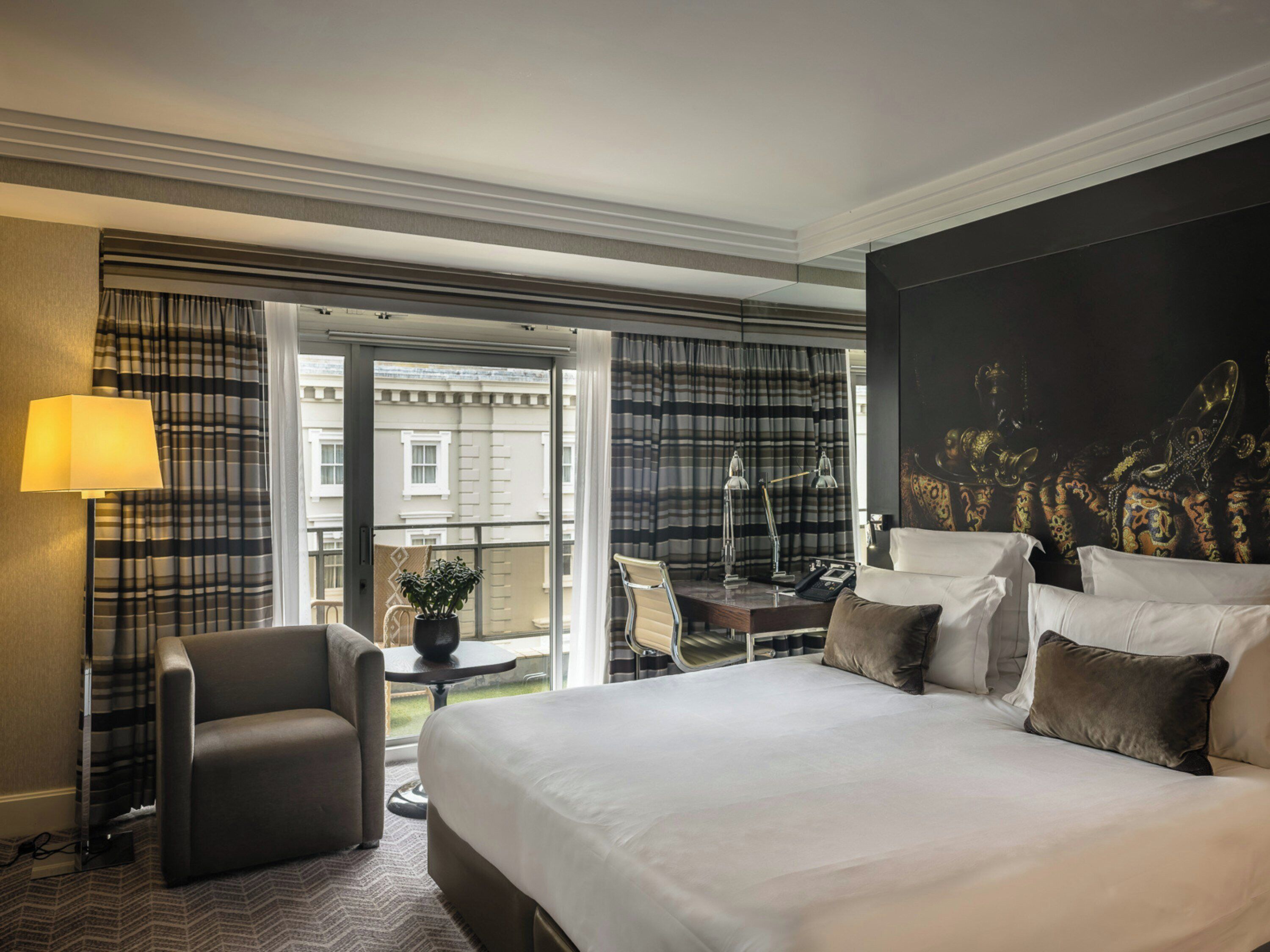 Habitación ejecutiva | Minibar, caja de seguridad en la habitación y escritorio 