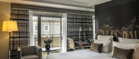 Executive Room | Minibar, in-room safe, desk, soundproofing