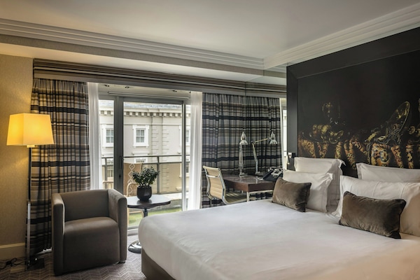 Executive Room | Minibar, in-room safe, desk, soundproofing
