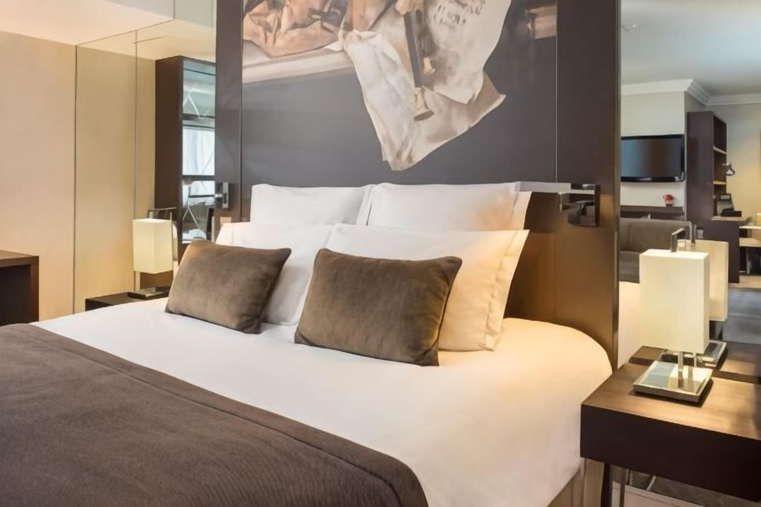 Minibar, in-room safe, desk, soundproofing