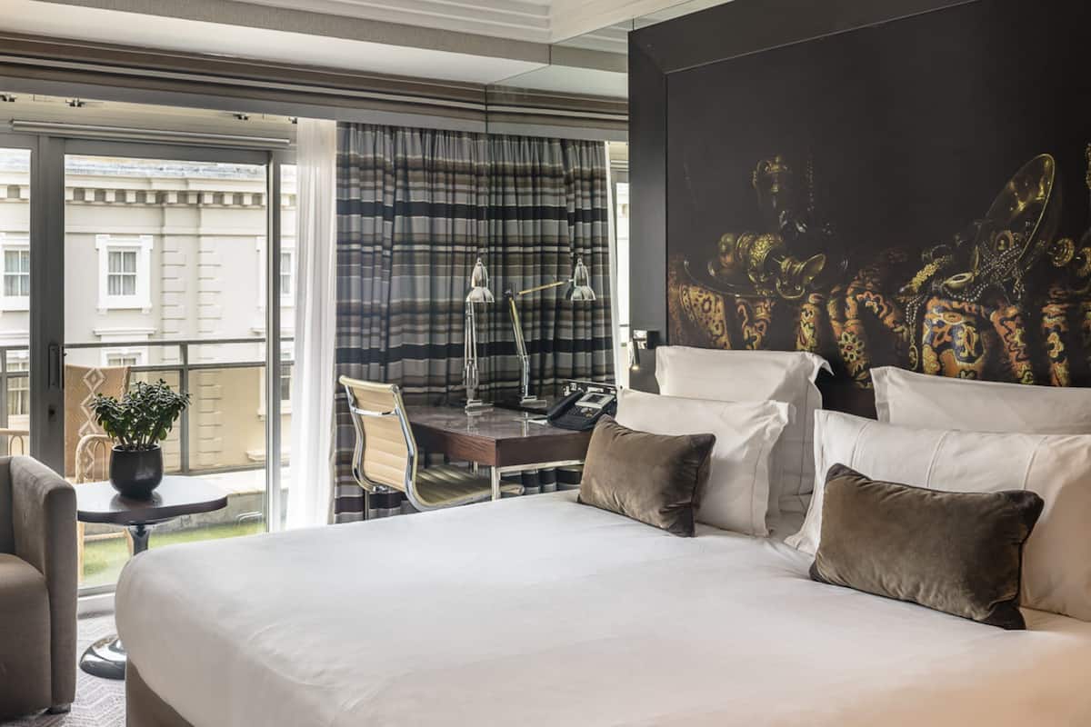 Executive Room | Minibar, in-room safe, desk, soundproofing