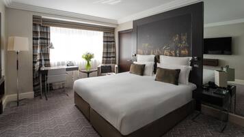 Deluxe Room | Minibar, in-room safe, desk, soundproofing