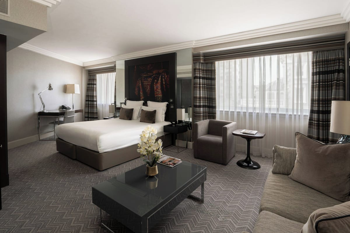 Junior suite | Een minibar, een kluis op de kamer, een bureau, geluiddichte muren