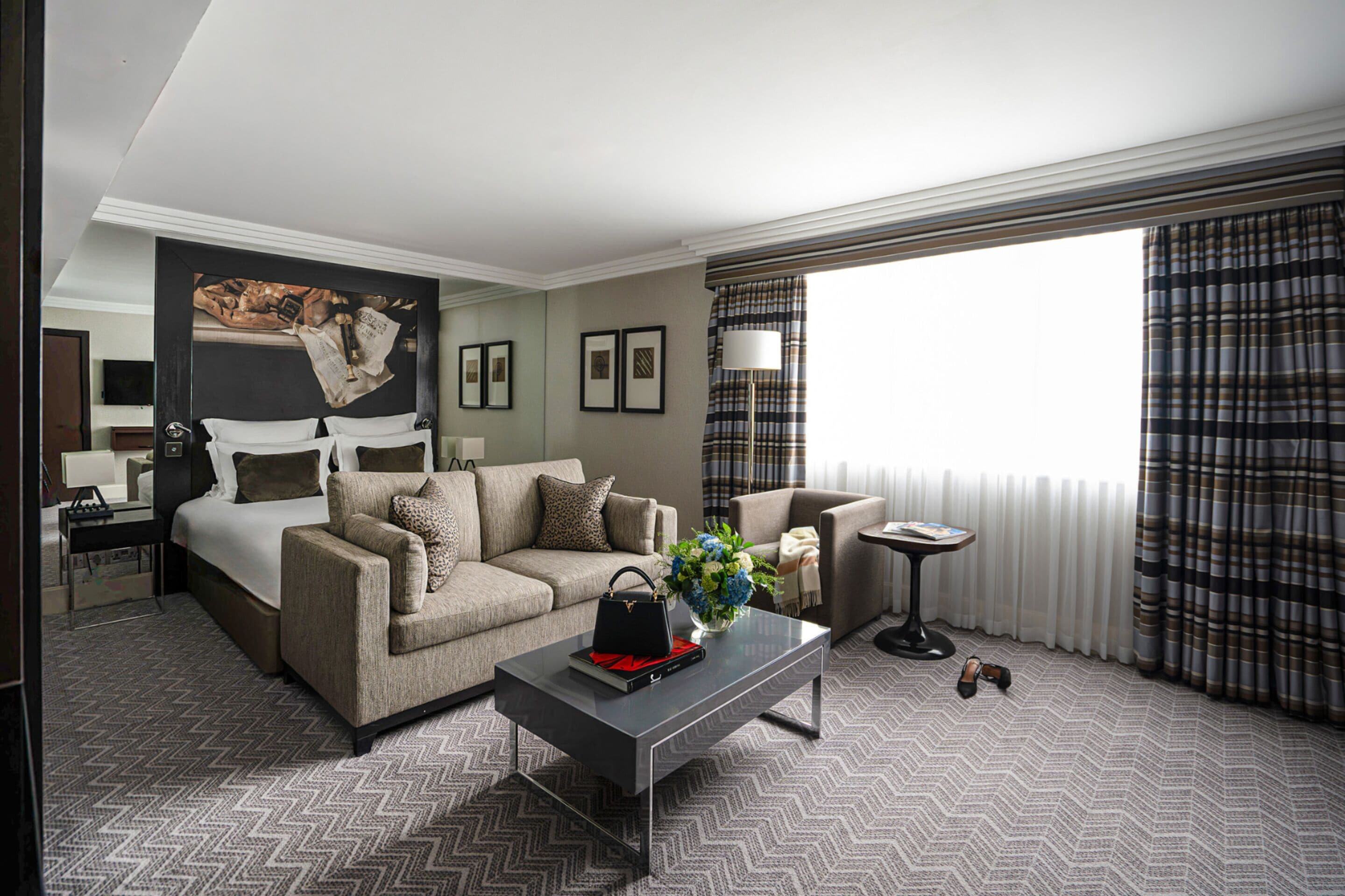 junior suite | minibar, in-room safe, desk, soundproofing