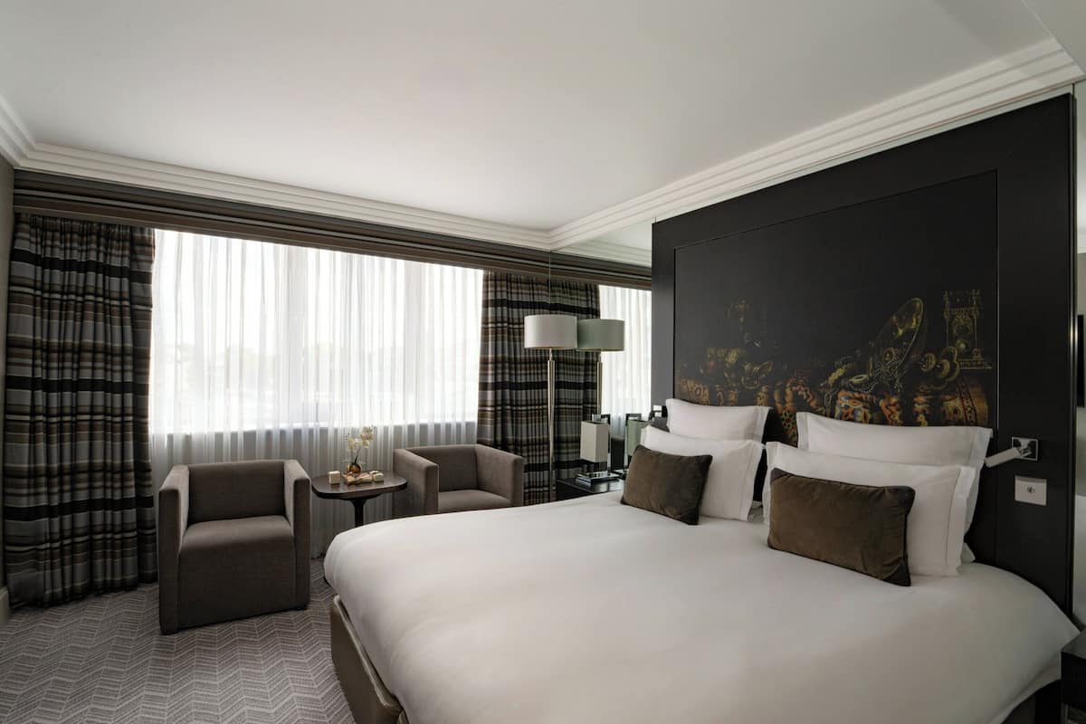 Executive suite | Een minibar, een kluis op de kamer, een bureau, geluiddichte muren