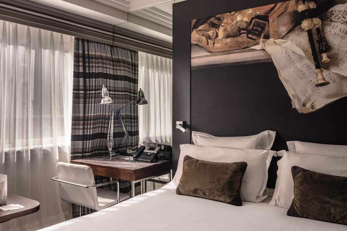 Deluxe Room | Minibar, in-room safe, desk, soundproofing