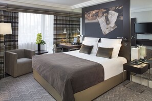 Minibar, in-room safe, desk, soundproofing - The Lowndes London – A Jumeirah Partner Hotel (London)