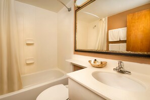 Combined shower/bathtub, designer toiletries, hair dryer, towels - American Inn Of Bethesda (Bethesda)