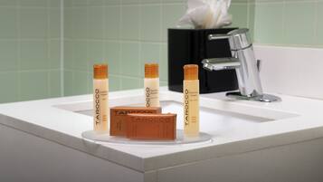 Combined shower/tub, designer toiletries, hair dryer, towels