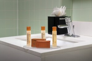 Combined shower/bathtub, designer toiletries, hair dryer, towels