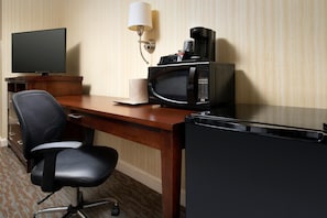 Cofres nos quartos, escrivaninha, cortinas blackout