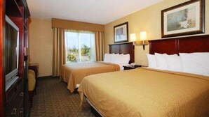 Hypo-allergenic bedding available, desk, iron/ironing board - Quality Inn & Suites Bensalem (Bensalem)