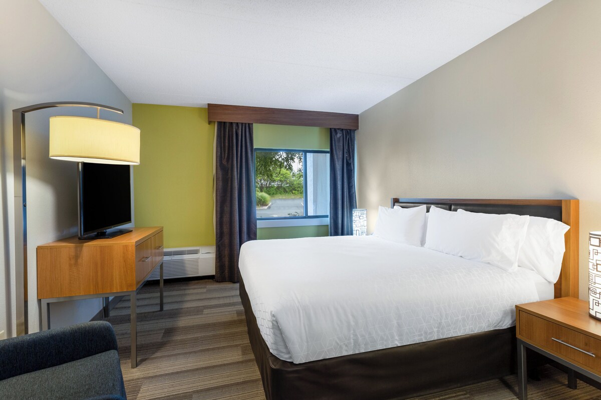Standard Room, 1 King Bed, Accessible Bathtub (Mobility) | Desk, blackout drapes, iron/ironing board, cribs (free)