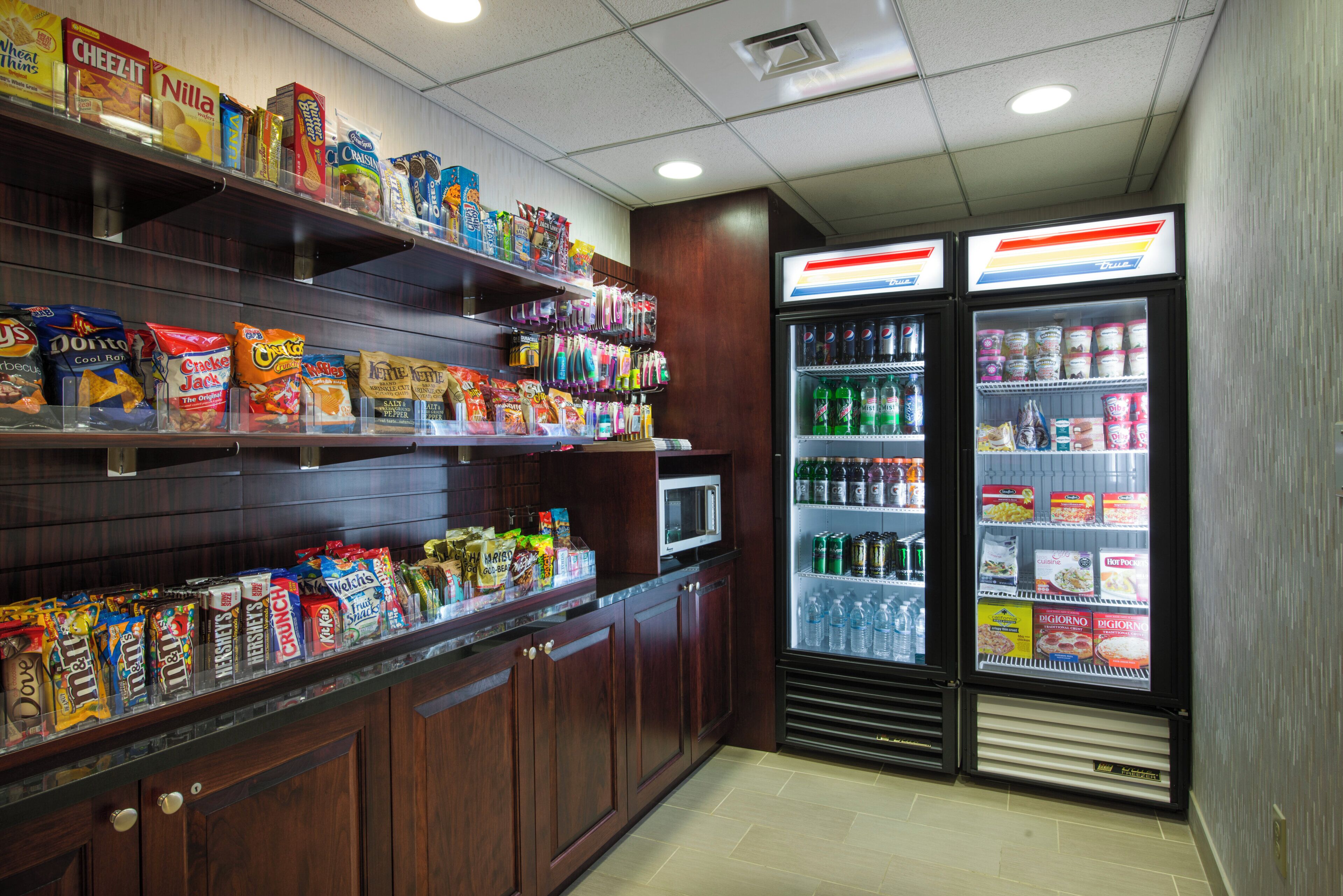 Zona de venta automática con aperitivos y bebidas, que ofrece diversas opciones de snacks, refrescos y agua embotellada.