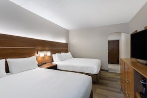 Chambre Standard, 2 grands lits | Bureau, rideaux occultants, fer et planche à repasser