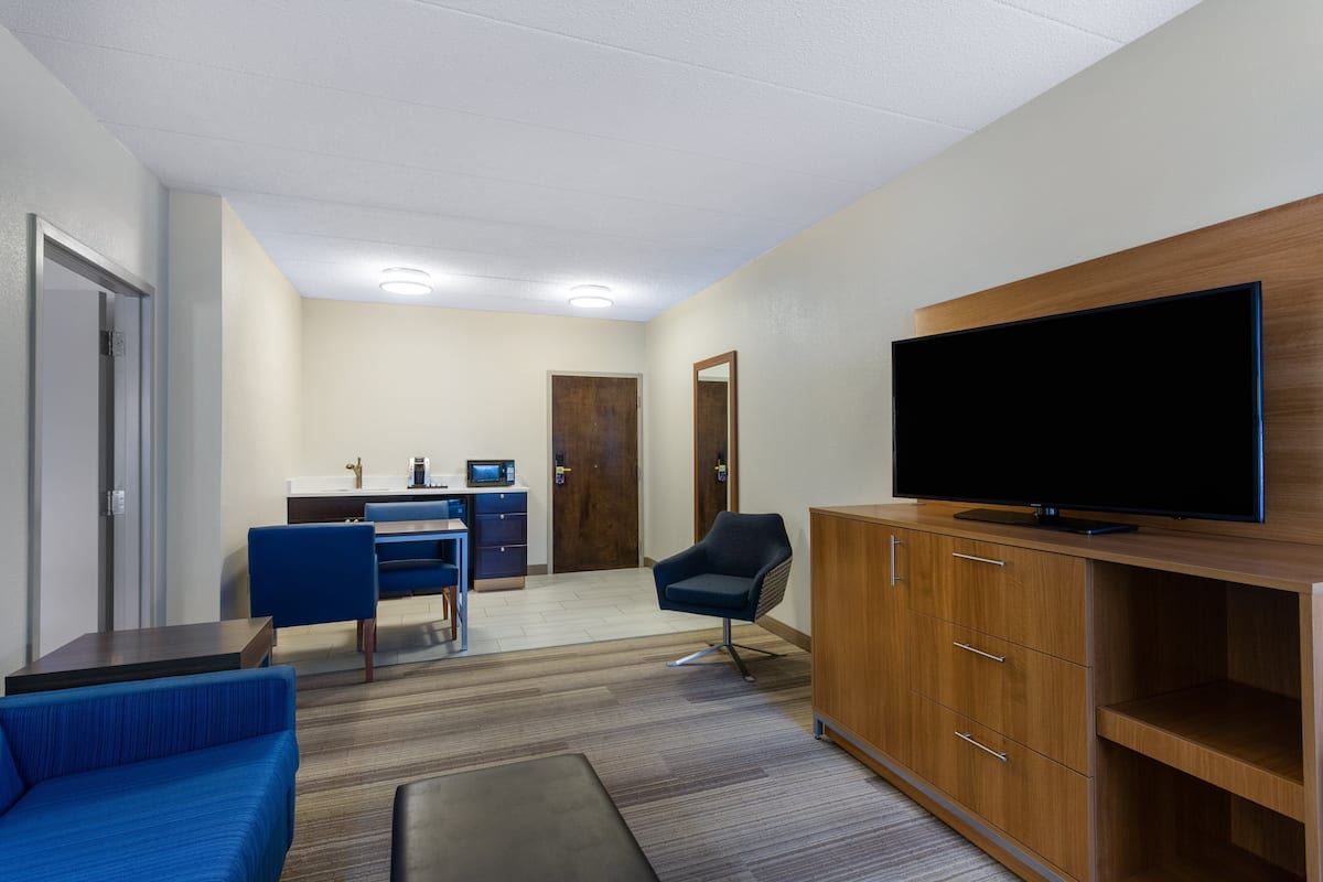 Suite, 1 chambre, accessible aux personnes à mobilité réduite (Roll-In Shower) | Bureau, rideaux occultants, fer et planche à repasser