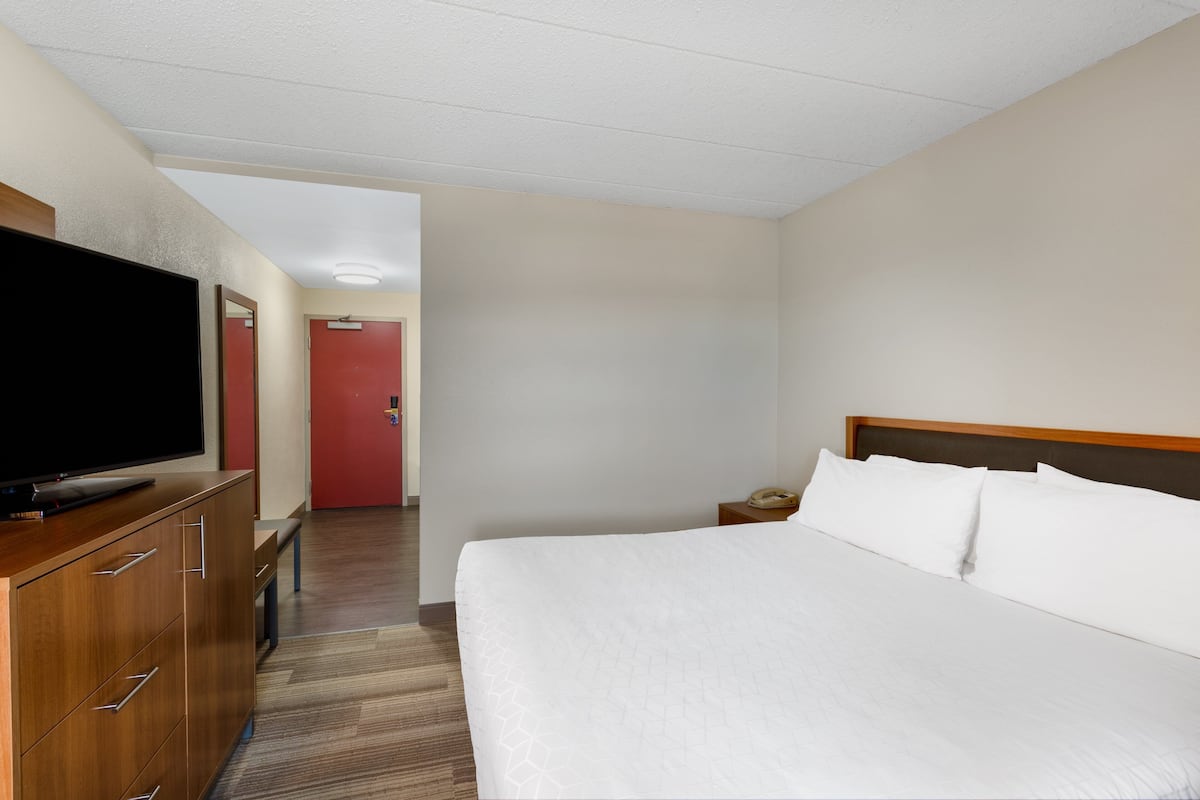Standard Room, 1 King Bed, Mobility Accessible (Communications) | Desk, blackout drapes, iron/ironing board, cribs (free)