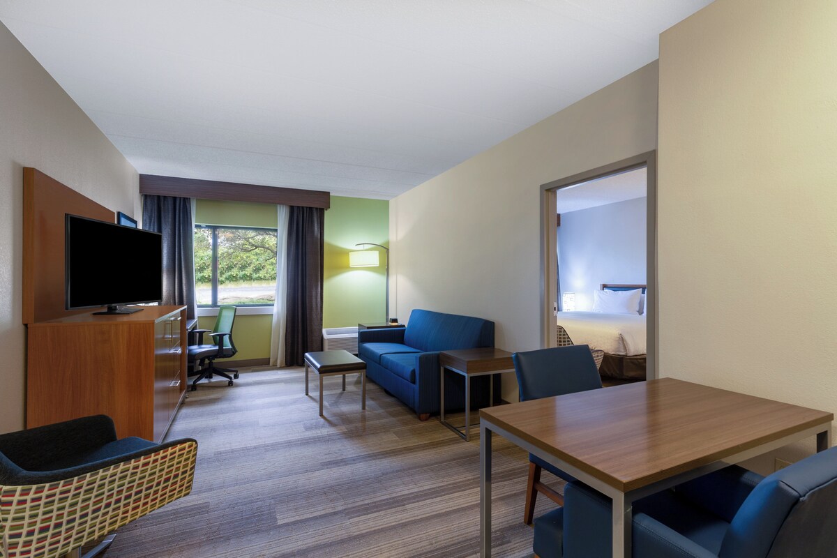 Suite, 1 Bedroom, Roll-in Shower (Mobility, Roll-In Shower) | Desk, blackout drapes, iron/ironing board, cribs (free)