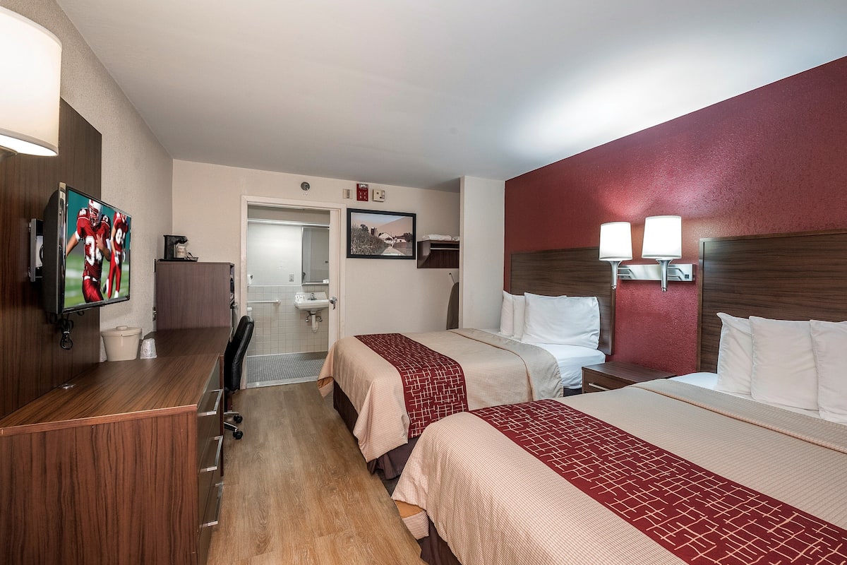Deluxe Room, 2 Double Beds, Accessible, Non Smoking (Roll-In Shower) | In-room safe, desk, laptop workspace, blackout drapes