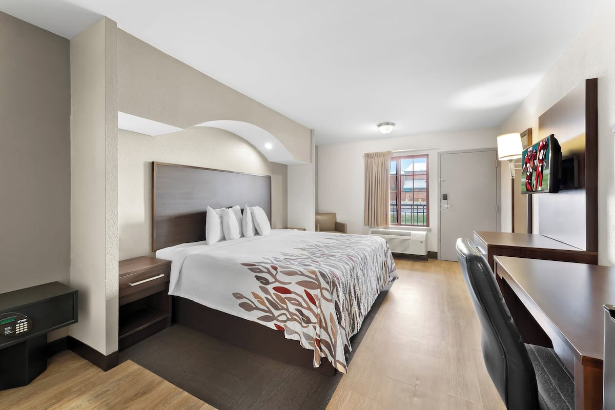 Superior Room, 1 King Bed, Non Smoking (First Floor) | In-room safe, desk, laptop workspace, blackout drapes