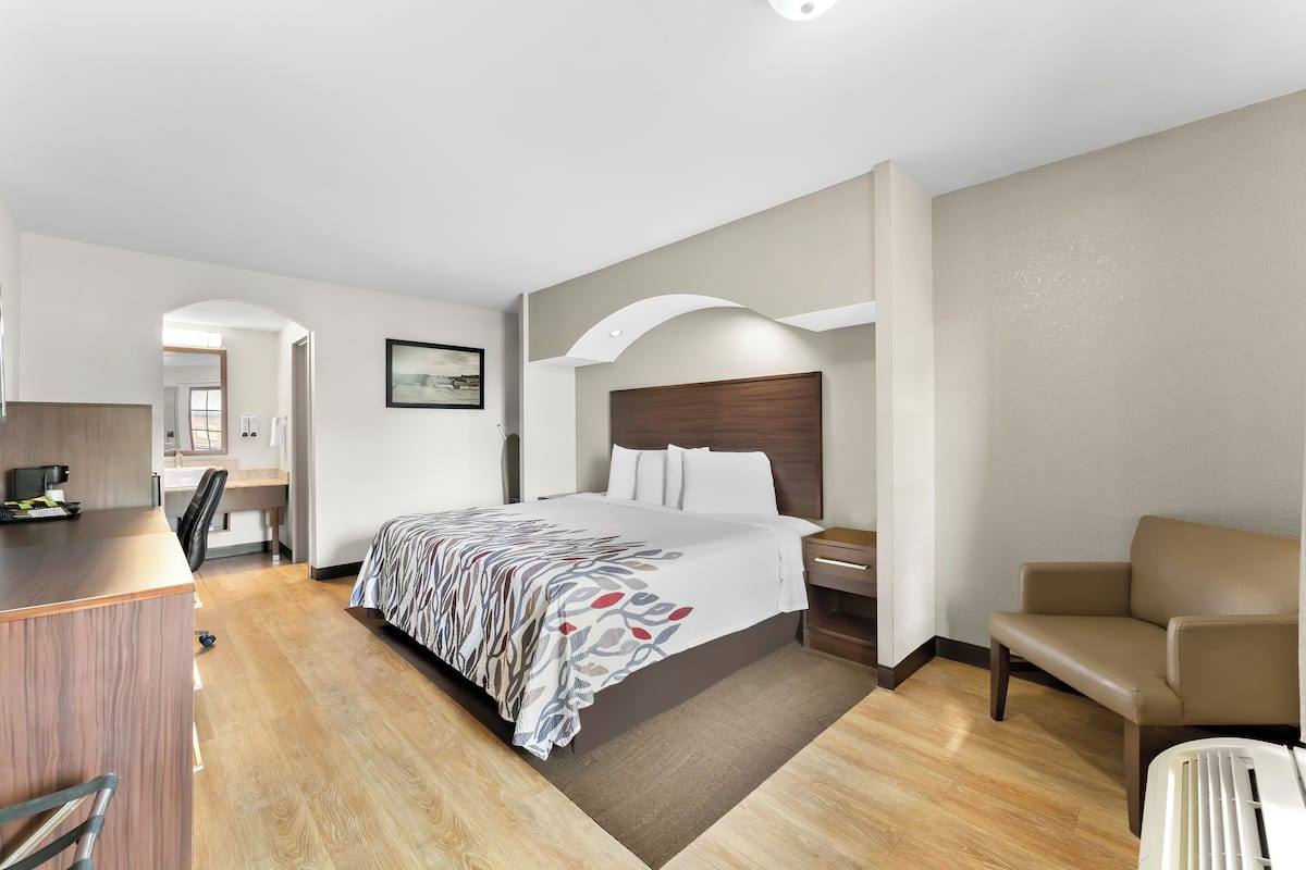 Superior Room, 1 King Bed, Non Smoking | In-room safe, desk, laptop workspace, blackout drapes