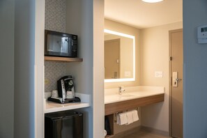 Habitación estándar, 1 cama King size (Extra Floor Space) | Lavabo en el baño