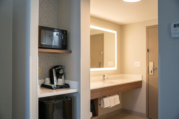 A bathroom with a microwave, coffee maker, and a sink with a mirror. - Holiday Inn Express Frazer - Malvern by IHG (Malvern)