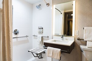 Combined shower/tub, free toiletries, hair dryer, towels