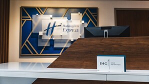A reception desk with a Holiday Inn Express sign in the background. - Holiday Inn Express Frazer - Malvern by IHG (Malvern)