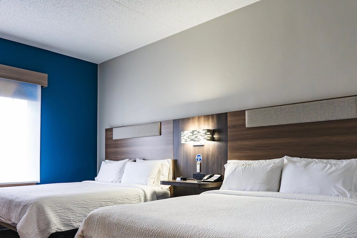 Chambre Standard, 2 grands lits (Mobility, Roll-In Shower) | Coffre-fort, bureau, fer et planche à repasser, lit de bébé (gratuit)