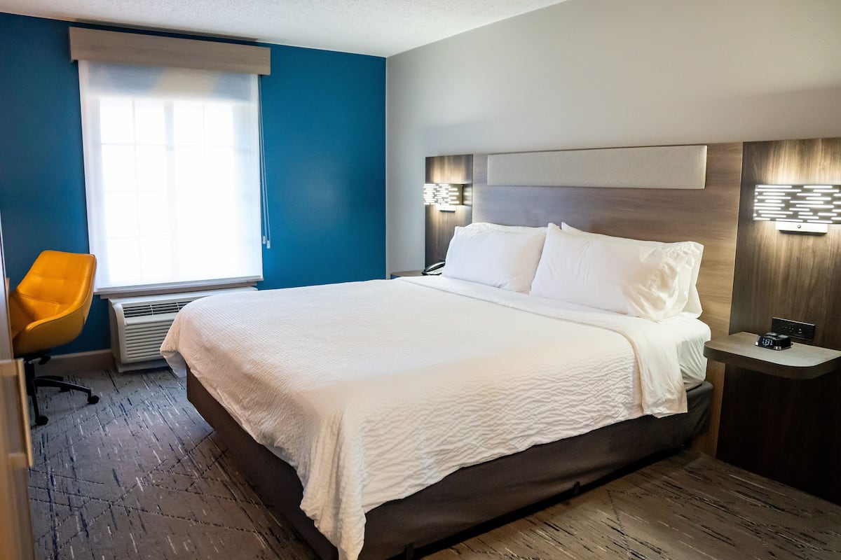 Chambre Standard, 1 très grand lit | Coffre-fort, bureau, fer et planche à repasser, lit de bébé (gratuit)