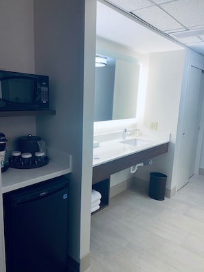 Suihkun ja ammeen yhdistelmä, ilmaiset hygieniatuotteet, hiustenkuivaaja