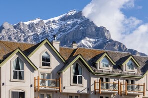 A row of houses with a mountain in the background. - Rundlestone Lodge (Banff)