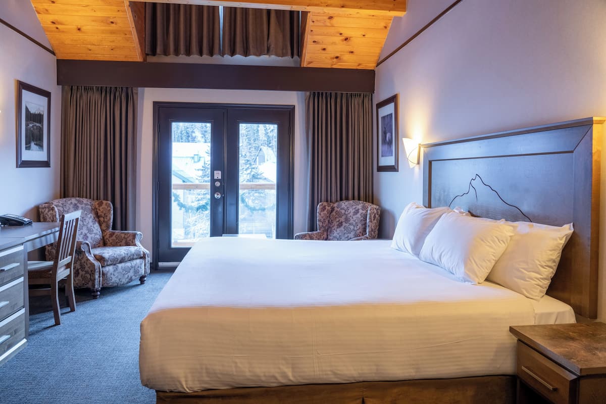 Loftsrom, flere senger, tekjøkken | Safe på rommet, skrivebord, blendingsgardiner og strykejern/-brett