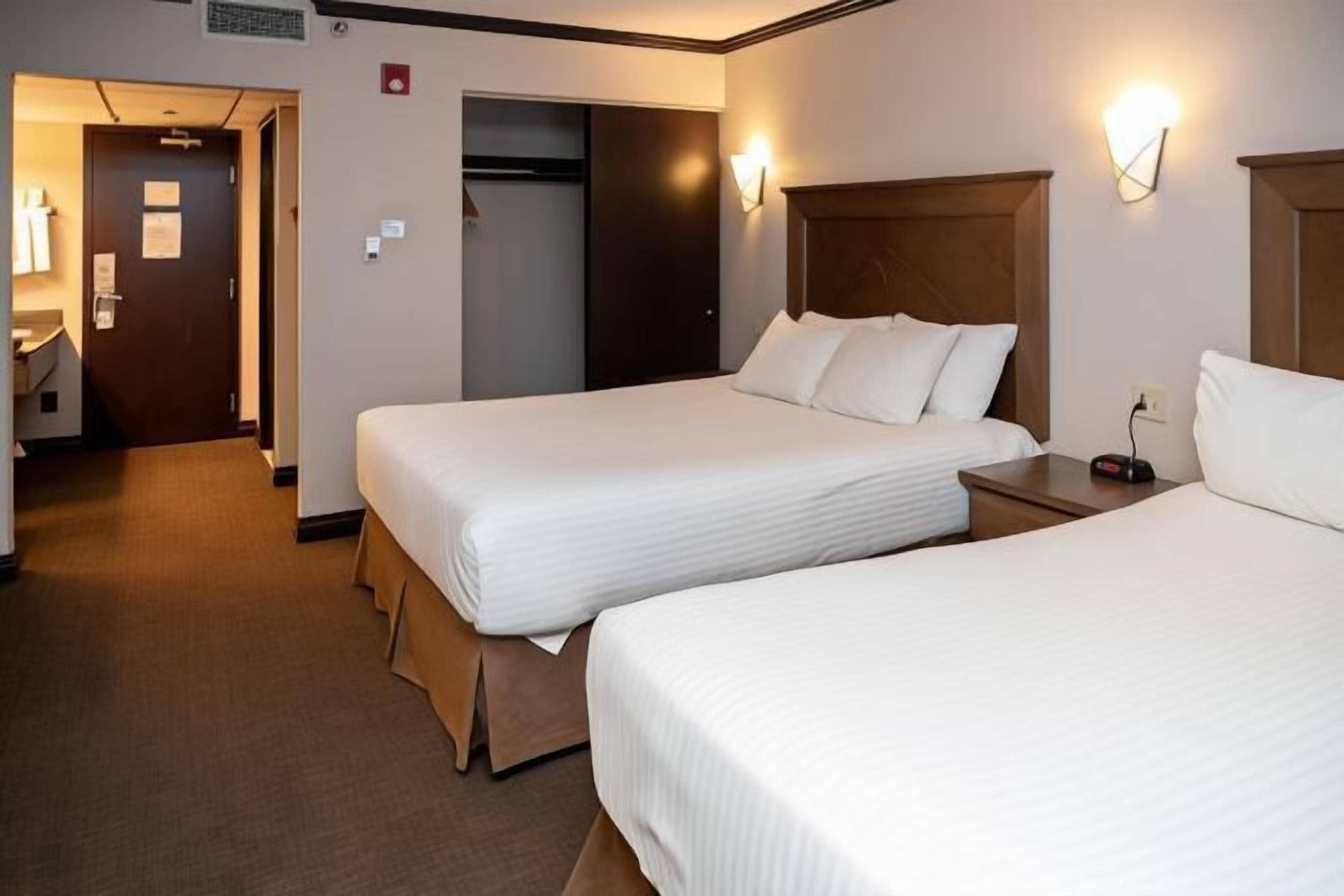 Coffres-forts dans les chambres, bureau, rideaux occultants