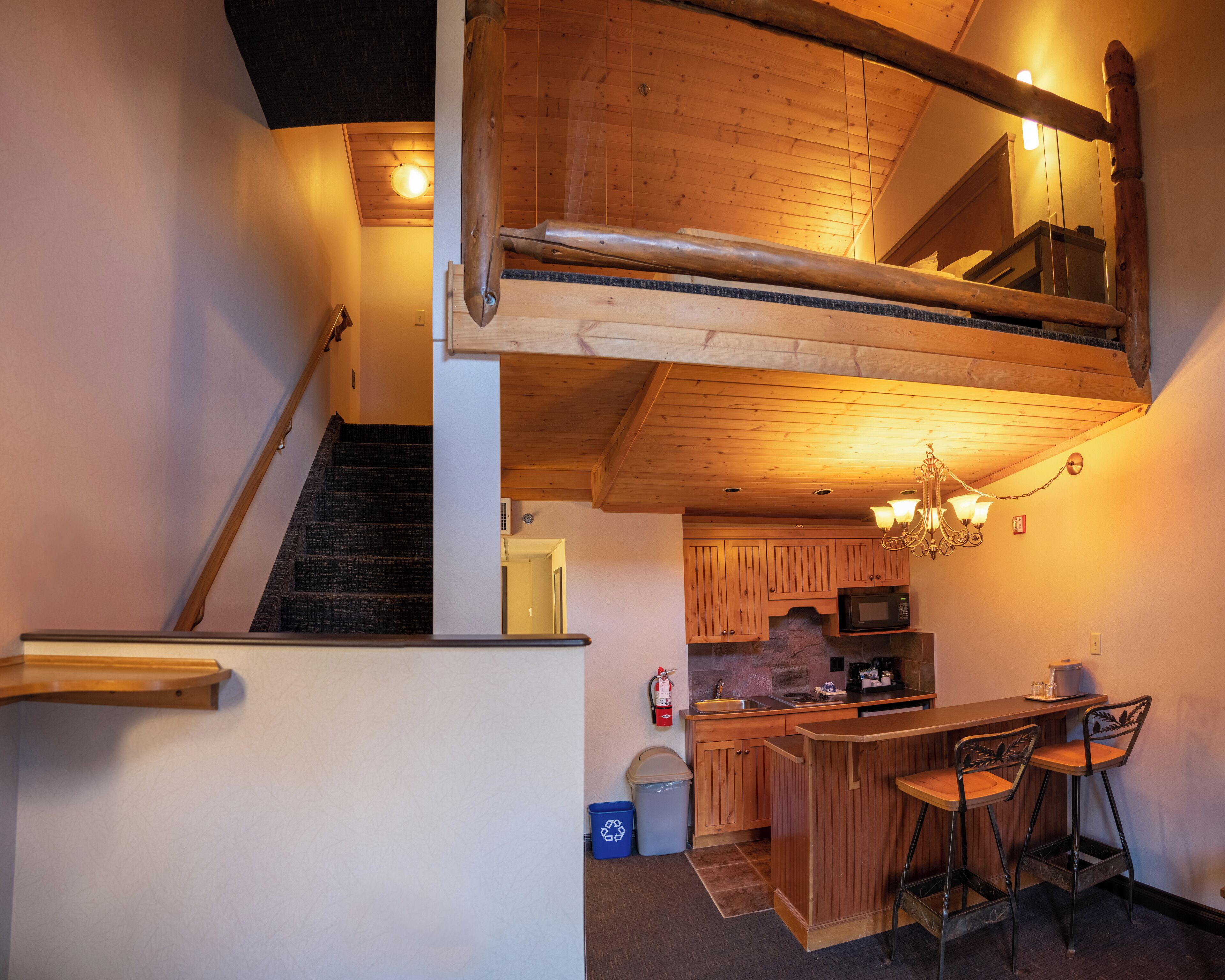 Loftsrom – superior, massasjebadekar | Safe på rommet, skrivebord, blendingsgardiner og strykejern/-brett