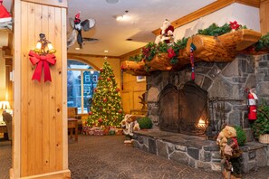 Lobby sitting area - Rundlestone Lodge (Banff)
