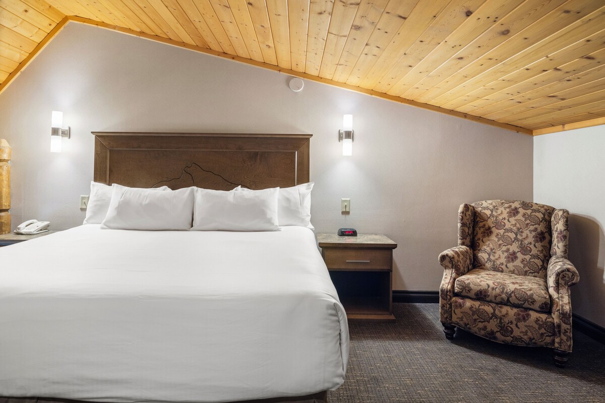 Loft, 1 King Bed | In-room safe, desk, blackout drapes, iron/ironing board
