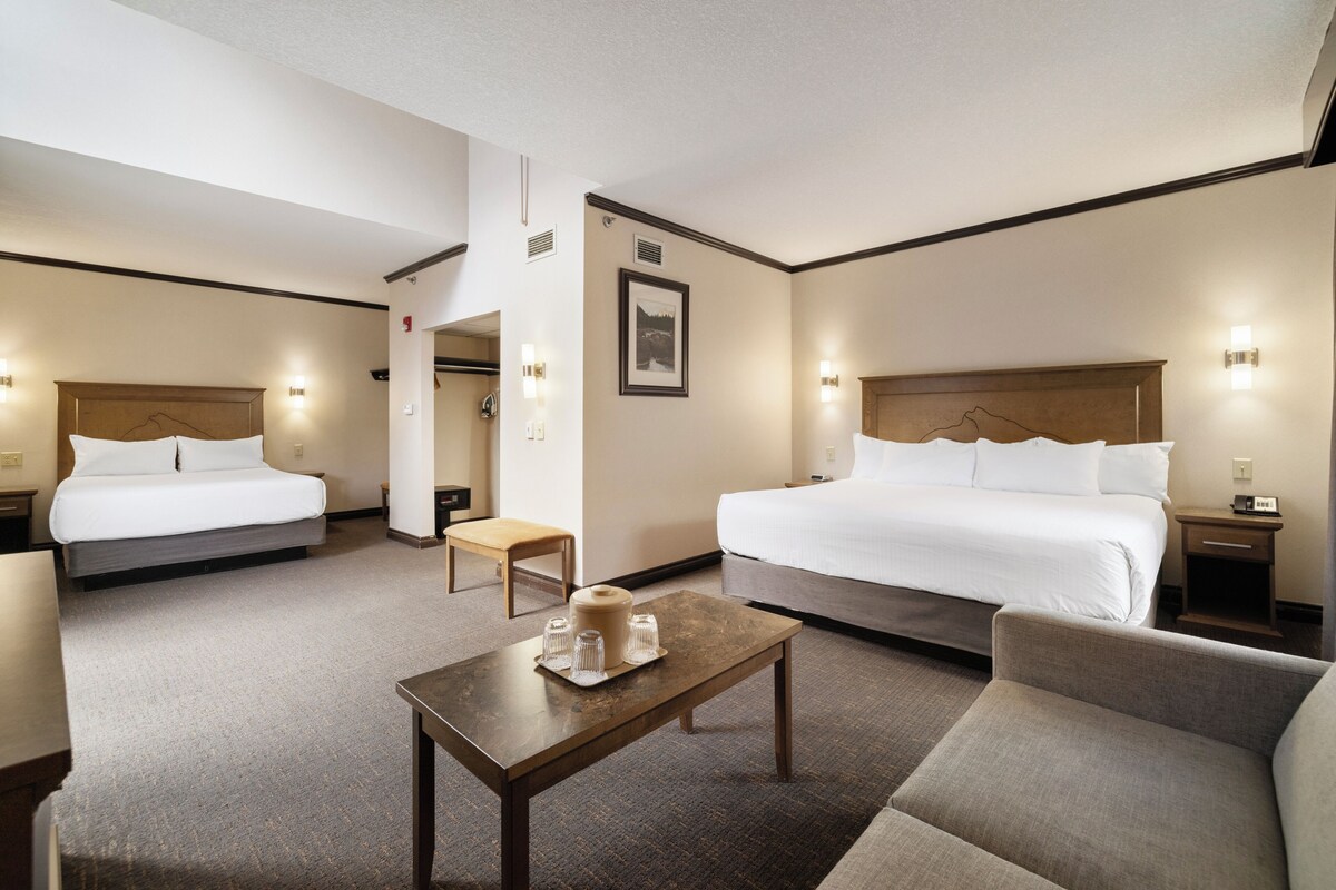 Superior Split Room, King Queen | In-room safe, desk, blackout drapes, iron/ironing board