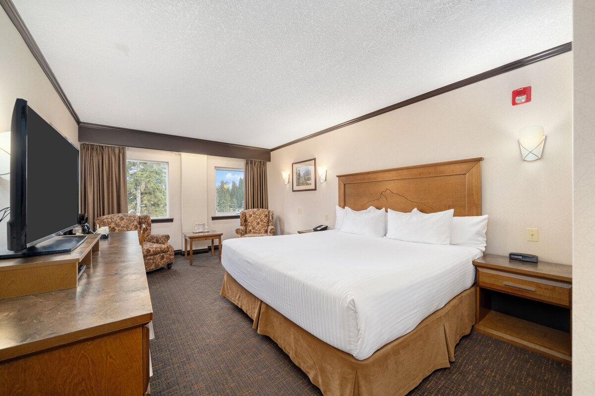 Superior Room, 1 King Bed | In-room safe, desk, blackout drapes, iron/ironing board