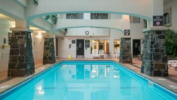 Innenpool, LiegestĂŒhle