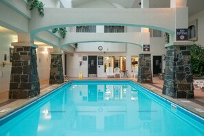Indoor pool, sun loungers - Rundlestone Lodge (Banff)
